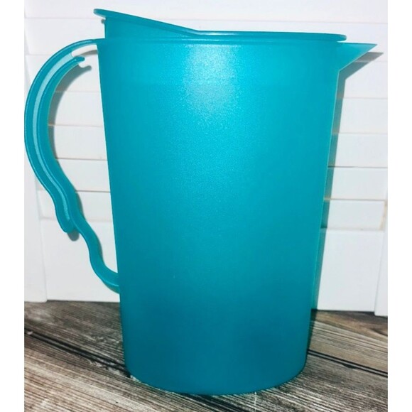 Tupperware Impressions Teal Green Pitcher 2 Quart 3333B-1 Slimline w/ Rocker Lid - Picture 1 of 2